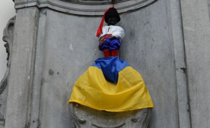 Писающий мальчик в Брюсселе описал флаг Украины