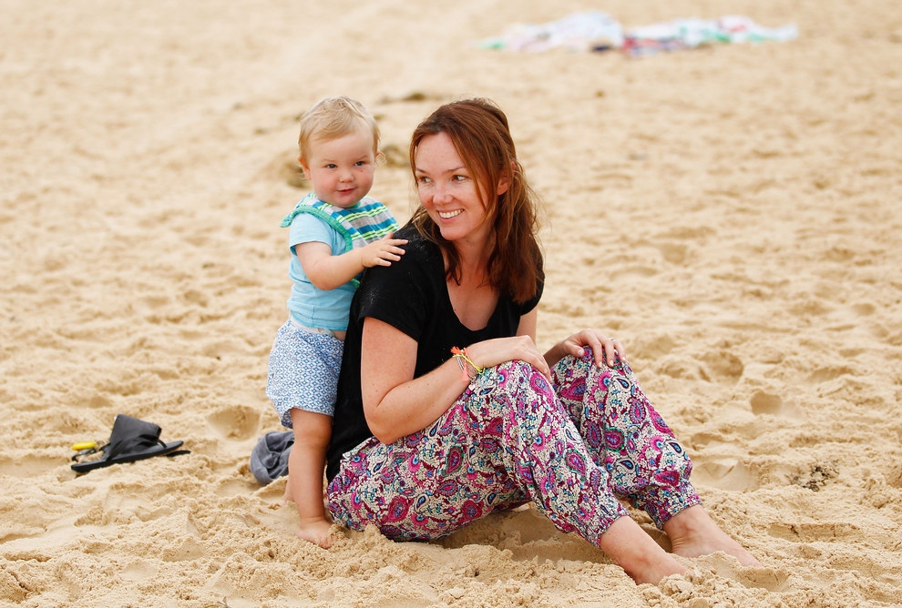 Молодые мамы на пляже