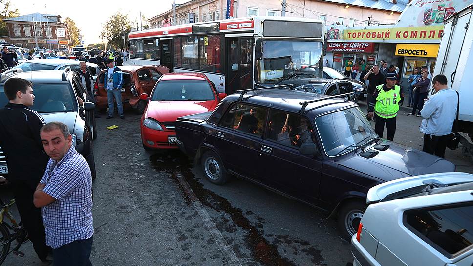 В Перми автобус без тормозов врезался в 15 автомобилей