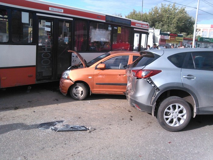 В Перми автобус без тормозов врезался в 15 автомобилей