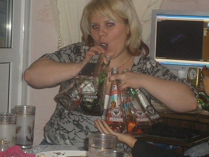 Русские тетки заставляют. Пьяные женщины из социальных сетей. Тетки из социальных сетей. Пьющие женщины из социальных сетей. Тёти из социальных сетей.