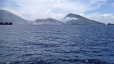 Вулкан разгоняет облака