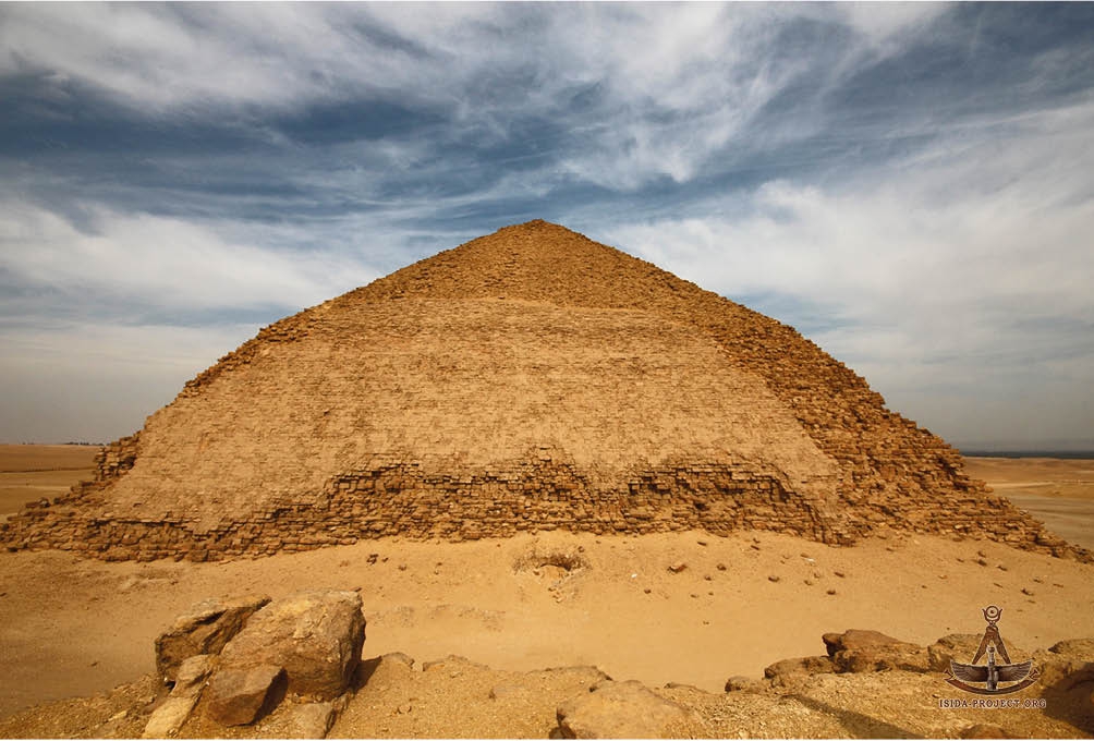 Куча пирамид. Дахшур ломаная пирамида Египет. Пирамида Снофру в Египте. Пирамида Снофру в Дашуре. Ломаная пирамида Снофру.