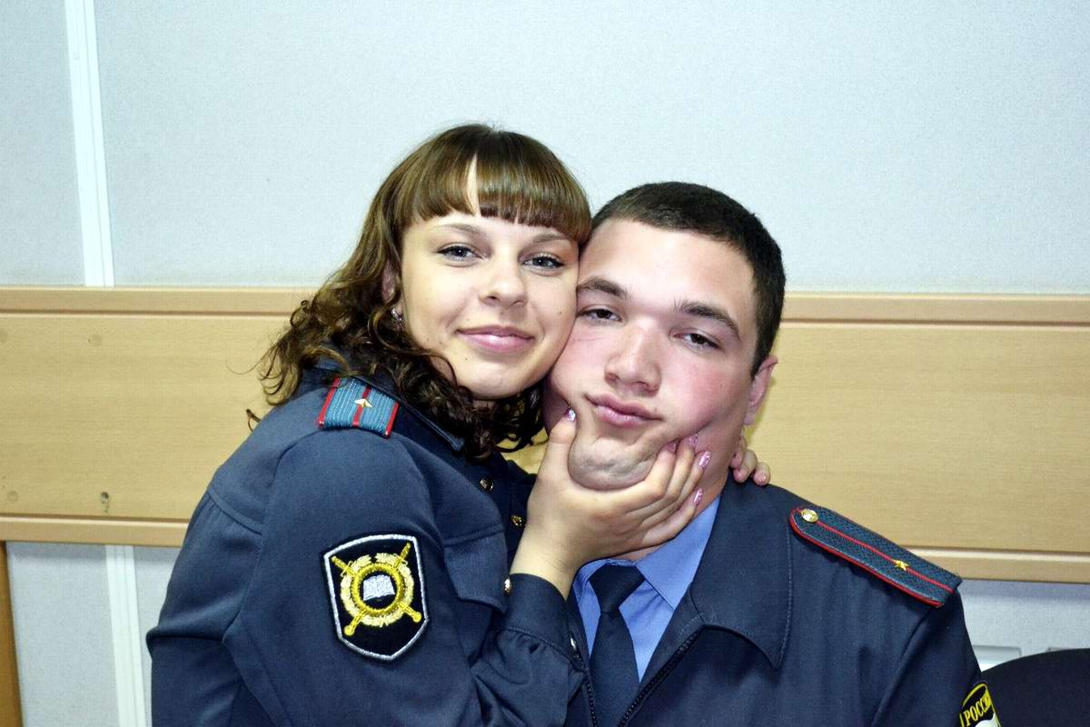 Парень в погонах. Девушки в полиции России. Полиция парень с девушкой. Пара полицейских. Девушка с полицейским парнем.