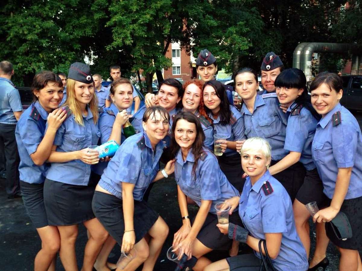 Группа девушек полицейских