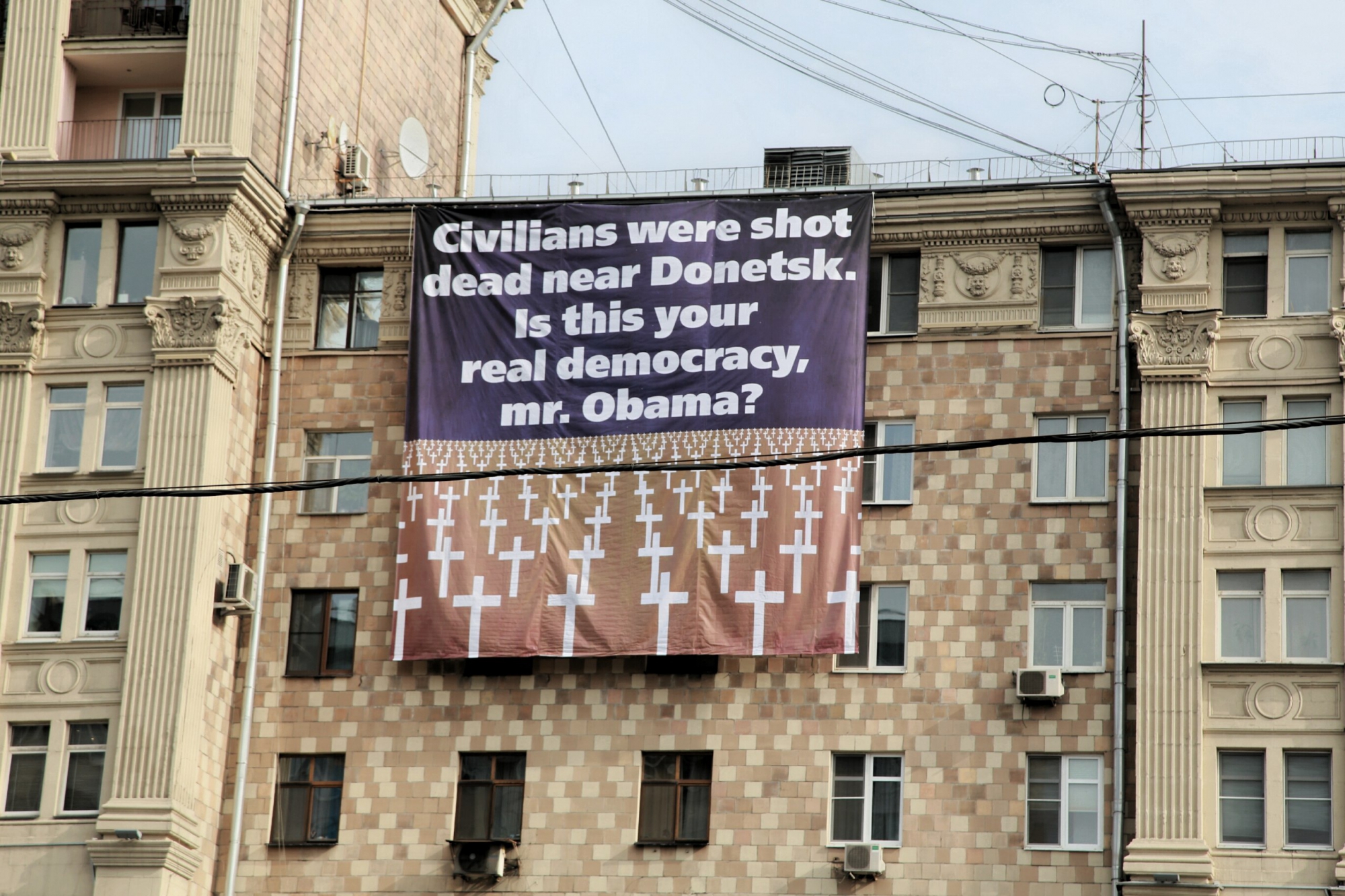Настоящая демократия. Напротив посольства США вывесили баннер. Баннер напротив американского посольства в Москве. Напротив посольства США. Плакат напротив американского посольства.