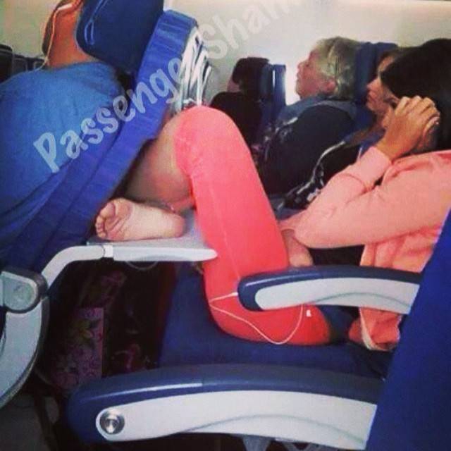 Бывшая стюардесса выкладывает фото самых отвратительных пассажиров  