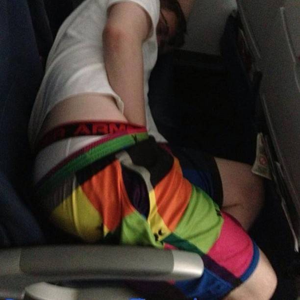 Бывшая стюардесса выкладывает фото самых отвратительных пассажиров  