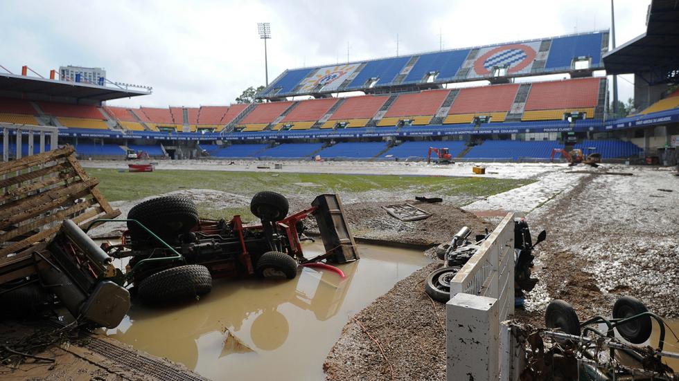 Вода на стадионе. Стадион Монпелье. Собирать воду на стадионе. Стадион над водой фото. Стадион под водой.