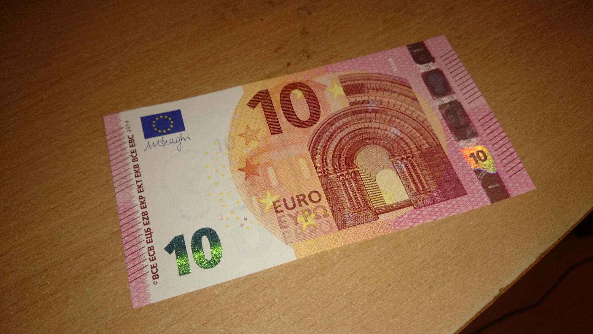 Фото 10 евро с двух сторон
