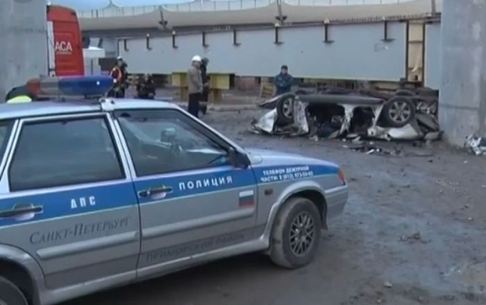 Машина упала со строящегося моста в Петербурге