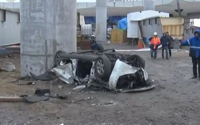 Машина упала со строящегося моста в Петербурге