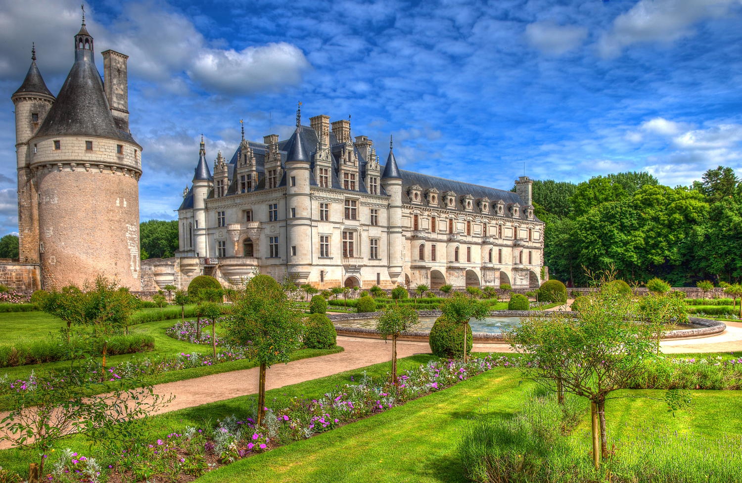 Самый хороший замок. Замок Англия Шато. Замок Ментенон Франция. Красивый замок. Красивый дворец.