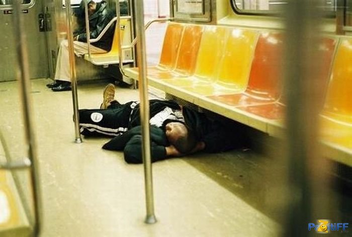 Спящие в метро люди
