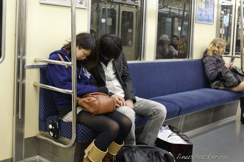Приснилось метро. Девушки в метро. Спящие люди в электричке.
