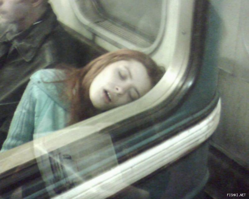 Спящие в метро люди