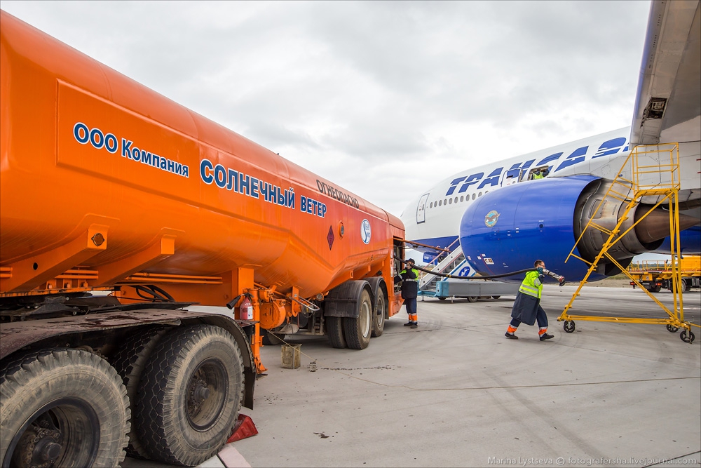 Баки боинг 737. Топливные баки Боинг 777. Объем топливных баков Боинг 777. Самолетный топливозаправщик. Заправка самолета.