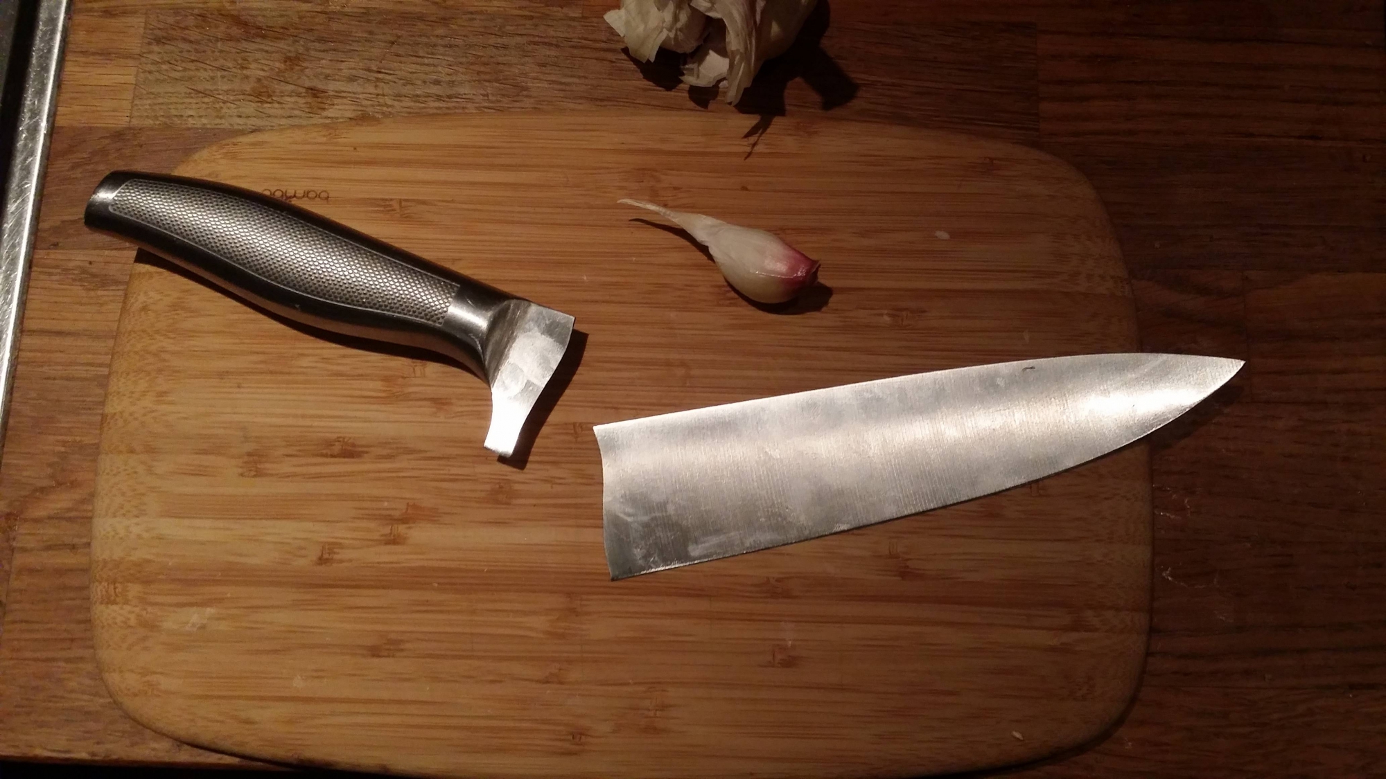 Рубить кости. Сломанный кухонный нож. Сломанное лезвие ножа.