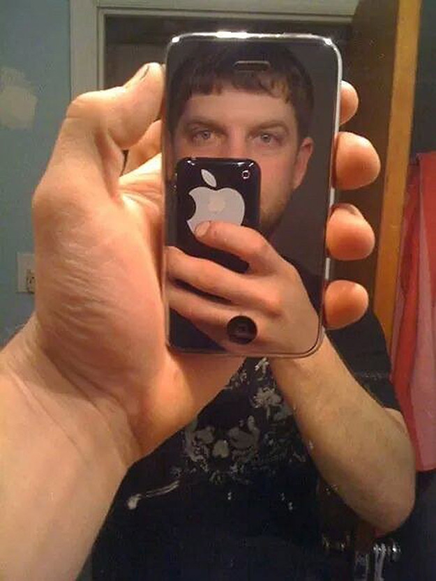 Фото парня с телефоном в руках в зеркале