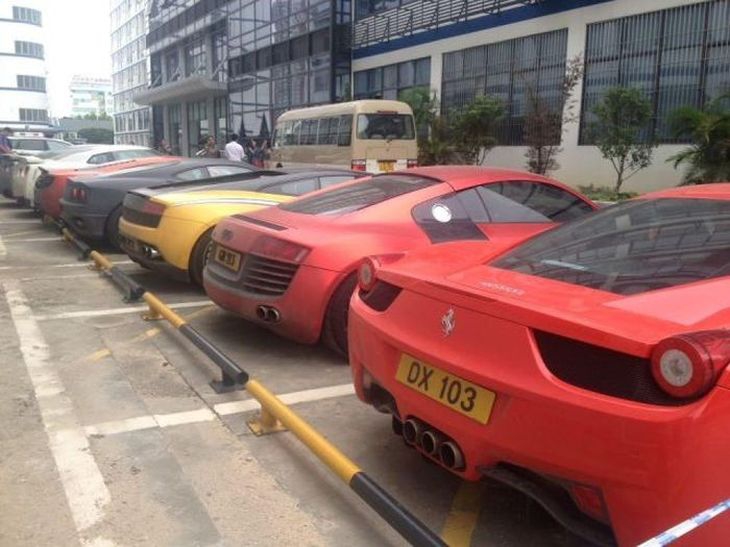 Полиция Гонконга конфисковала дорогие суперкары у гонщиков