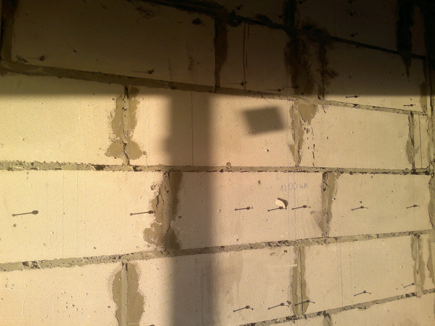 Идеально ровная стена. Неровные стены. Стена с неровностями. Дефекты стен. Кривые стены.