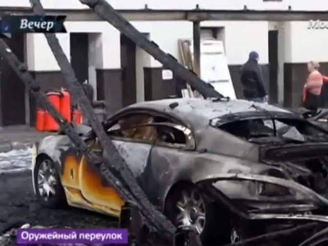 Дюжину люксовых авто на стоянке в Москве сожгли намеренно, объявило МВ