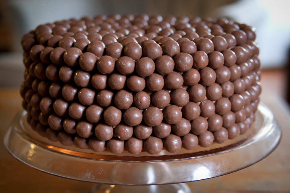 Украшение торта шоколадными шарами фото