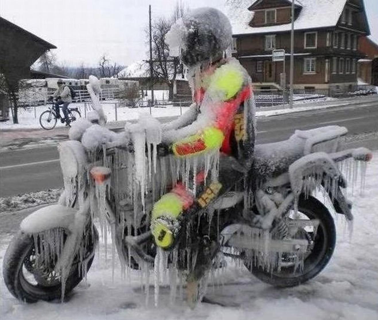 Замерзший мотоциклист