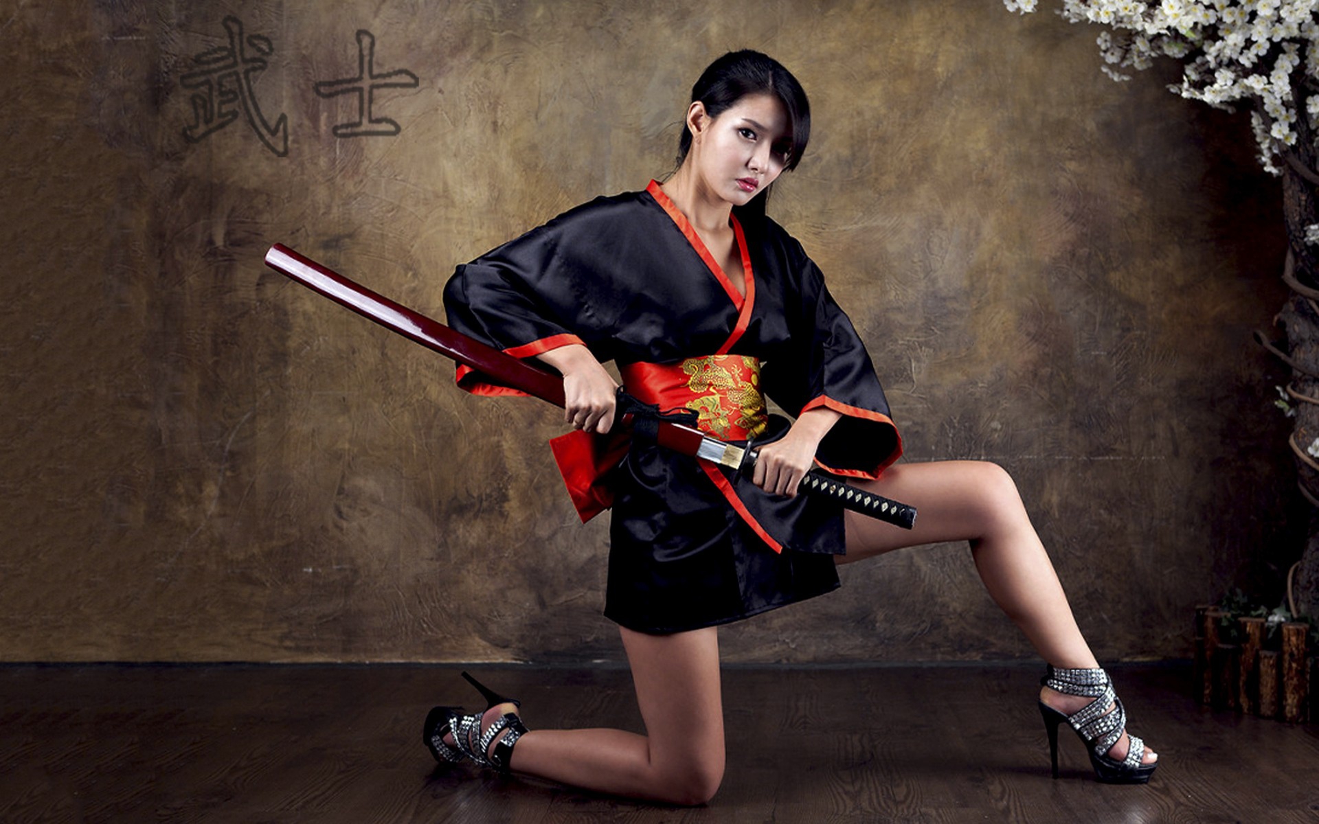 Девушка в кимоно с катаной