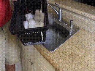 Сухой лёд в раковине с водой