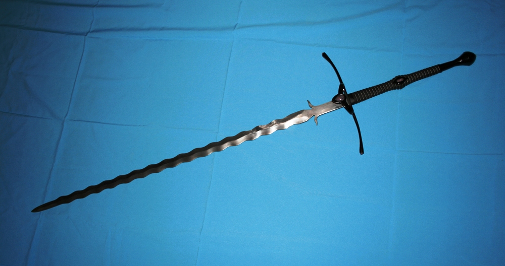 Оказывается, это двуручный (реже — одноручный или полуторный) меч с клинком...