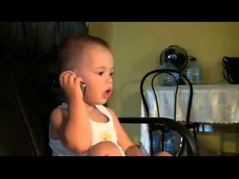 Малыш разговаривает по телефону. 