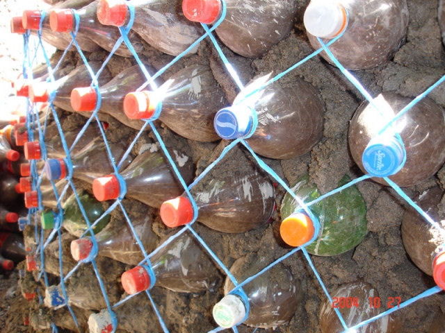 как сделать стену из пластиковых бутылок