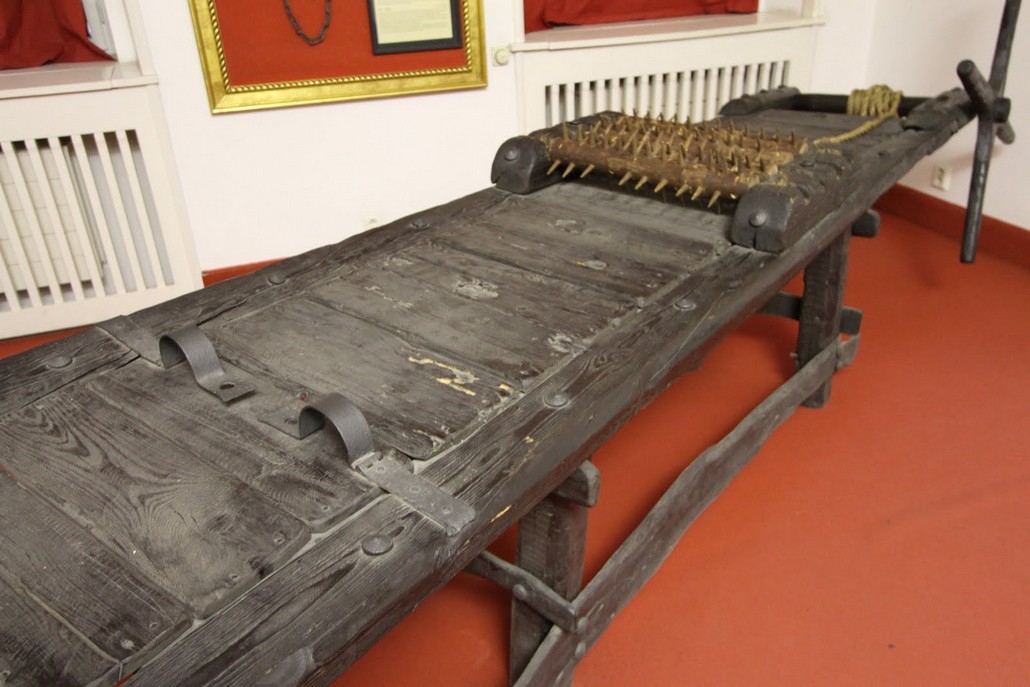 Аппарат для пыток. Пыточные инструменты средневековья. Орудия пыток средневековья музей.