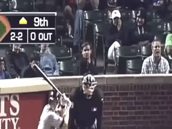 Что с человеком на заднем фоне?!