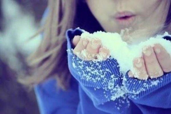 Как правильно греть руки зимой