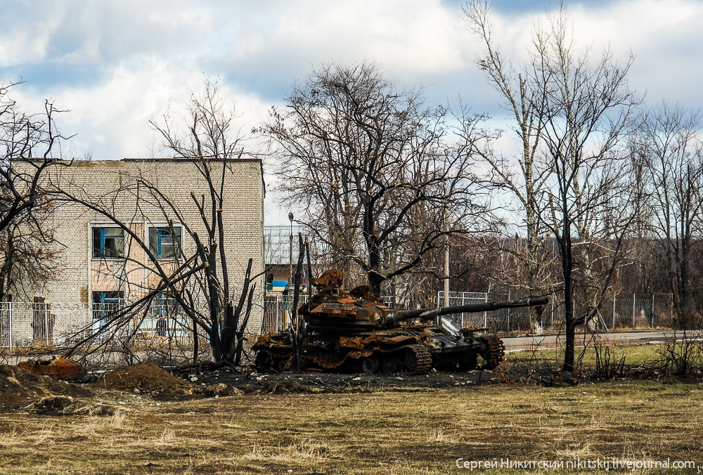 Сгоревшая украинская военная техника