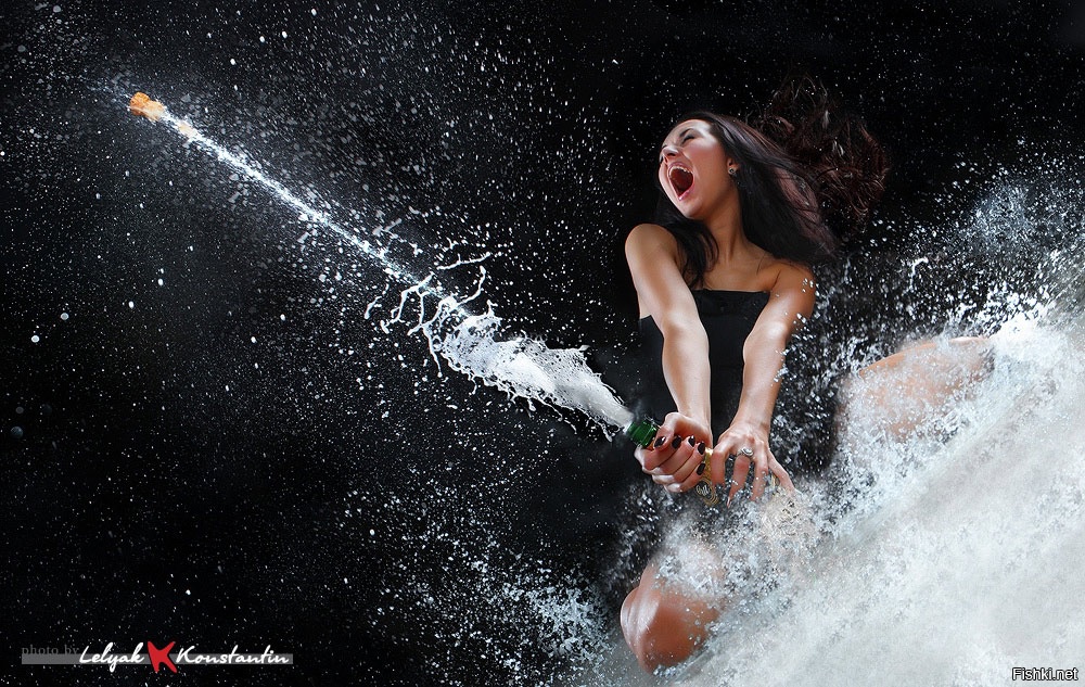 Струя воды 18. Девушка в брызгах воды. Девушка и струя воды. Девушка в брызгах шампанского. Фотосессия с брызгами воды.