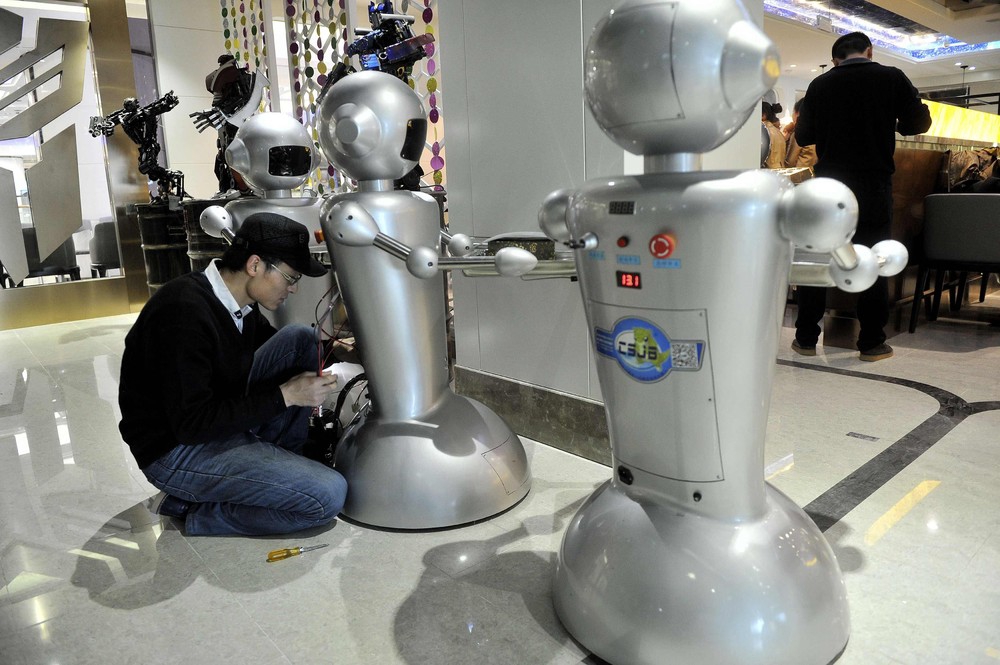 Робот выполняет любые. Промышленные роботы Китай. Самый роботизированный ресторан в мире. Роботизация в ресторанах. Робот официант.