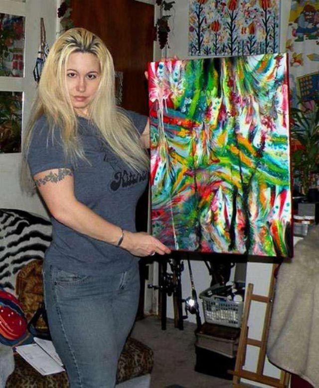 Девушка рисует картины грудью четвертого размера 