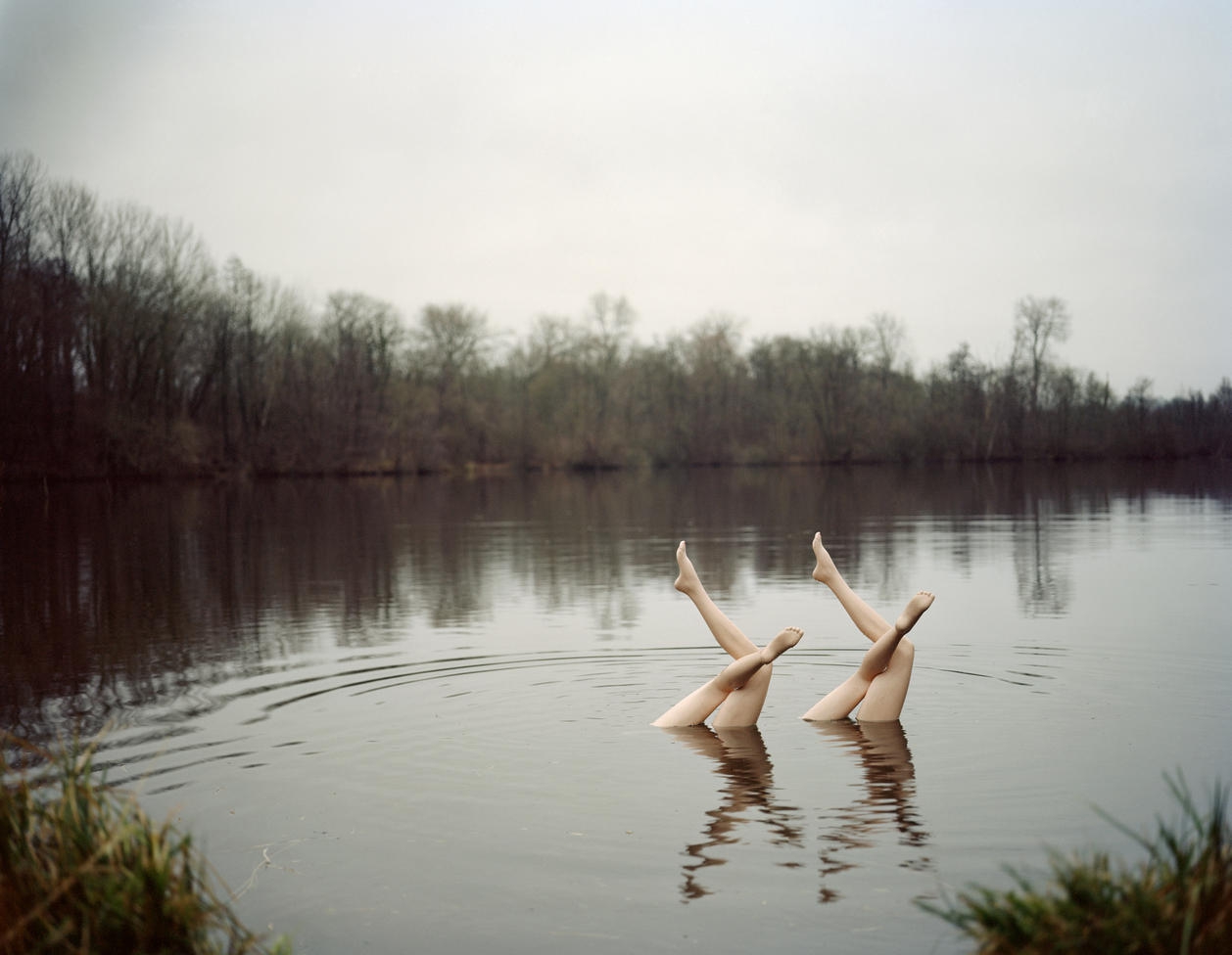 Плавание в озерах. Ноги в озере. Купание на речке. Фотосессия на озере. Фоточки на озере.