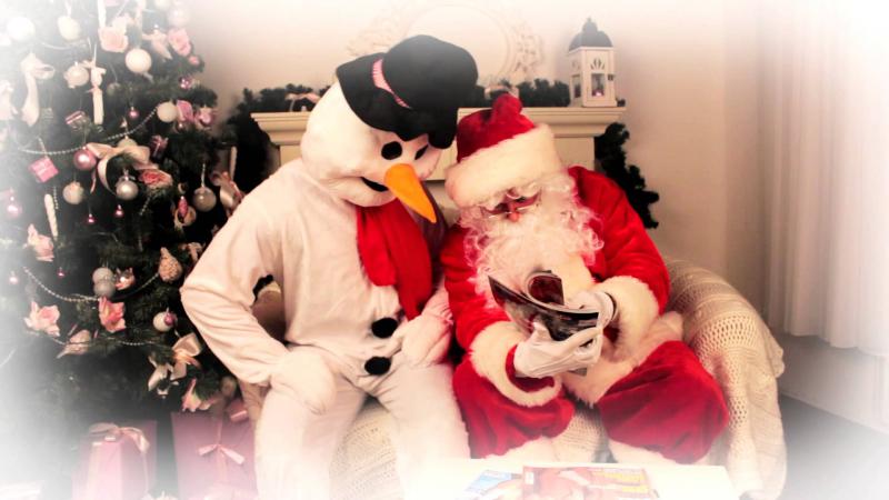 Санта и Снеговик смотрят журнал 