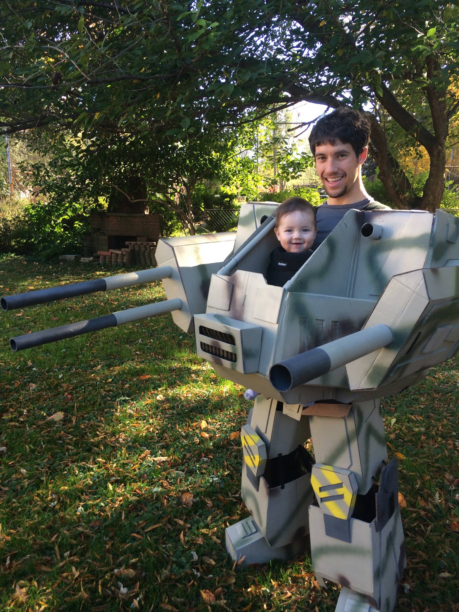 Папа она робот. Костюм робота. Костюм робота на Хэллоуин. Робот Титан костюм. Костюм робота для папы и ребенка.