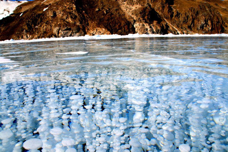 Лед без воды. Блинчатый лед Байкала. Большое Голоустное зимой лед. Таяние льда на Байкале. Голоустное Байкал пузырьки.
