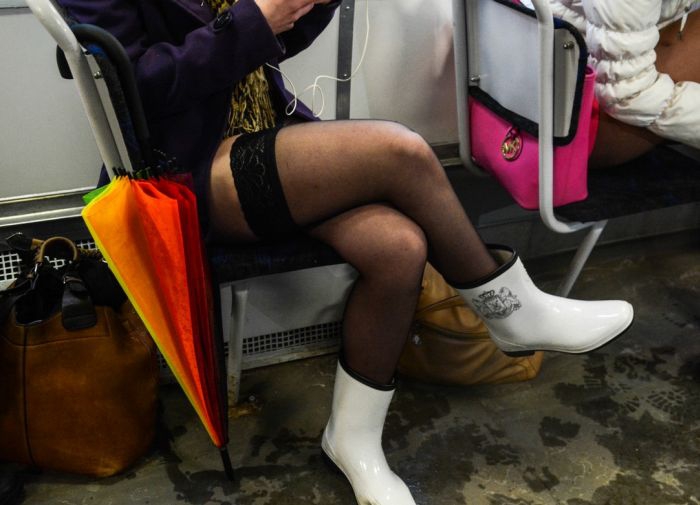Девушки в метро в чулках