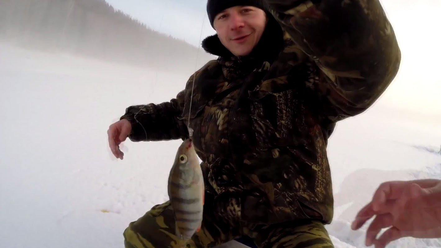 Рыбалка хорошее видео. Фото мужчин на рыбалке. Мужчина на рыбалке зимой. Мужик на зимней рыбалке. Фото мужика на рыбалке зимой.