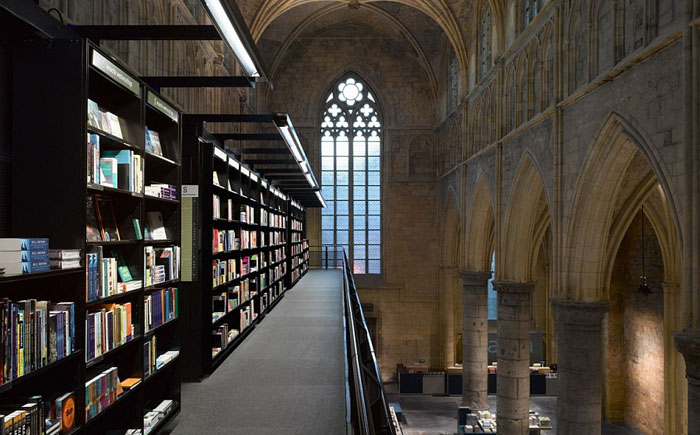 Книжный магазин в готическом стиле