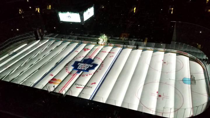 Потрясающее световое шоу перед хоккейным матчем