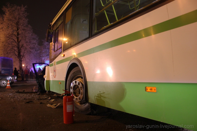 Автобус против Toyota Prado
