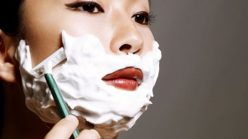 В Японии новый тренд: Женщины бреют лицо